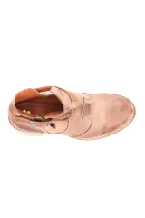 Bota de cuero color beige con hebilla y taco cuadrado.