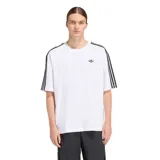 Remera Adidas de corte holgado, color blanco, con las icónicas tres tiras negras en las mangas y logo del Trifolio bordado en el pecho.
