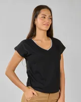 Remera negra de manga corta con cuello en V y ribete plateado.