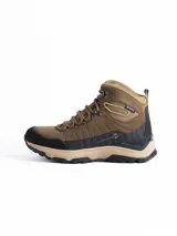 Bota de trekking marca Scandinavian, color marrón con detalles en negro y suela beige. Presenta diseño de caña media, cordones reforzados y tecnología impermeable.