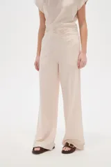 Pantalón de viscosa color verde militar, de corte ancho y tiro alto, con detalle de plisado en la cintura.