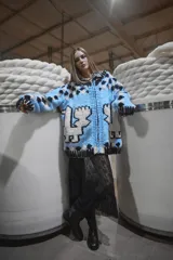 Cardigan de lana tejido a mano en Uruguay, de calce holgado, con cuello a la base y puños.