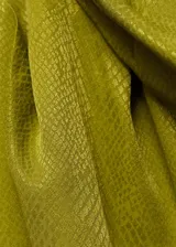 Blusa verde manzana de satén con escote asimétrico, un hombro descubierto y detalle drapeado.