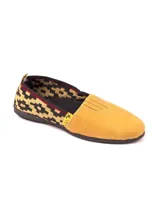 Alpargata de cuero color ocre con diseño de guarda pampa en los laterales.