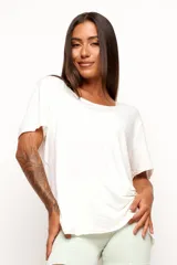 Remera de corte holgado y diseño minimalista, confeccionada en una mezcla de viscosa, lino y elastano. Presenta cuello redondo amplio, mangas cortas con terminación al corte y una caída fluida y natural.