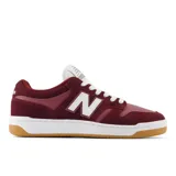 Championes New Balance Numeric 480, color bordó con detalles en blanco. Presentan un diseño inspirado en el básquetbol clásico, con parte superior de cuero, puntera reforzada para mayor durabilidad y suela de goma color caramelo.