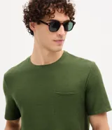 Remera de manga corta Marfinno color verde militar, con cuello redondo, textura acanalada y un bolsillo frontal en el pecho.