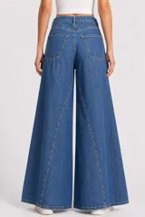 Pantalon de jean azul de corte ancho, con diseño de costuras verticales frontales, tiro medio y bolsillos laterales.