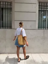 Bolso tipo tote de cuero trenzado color tostado con diseño geométrico.