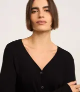 Cardigan de punto fino color gris, con escote en V, cierre frontal con botones y mangas largas. Confeccionado en una mezcla de viscosa y poliamida.