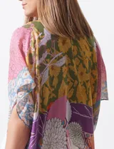 Kimono de poliéster con estampado patchwork en tonos amarillo, rosa, violeta, naranja y azul. Presenta motivos florales y geométricos.