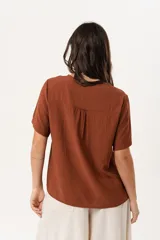 Blusa marrón de mangas cortas con cuello redondo y corte holgado.