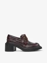 Mocasín de piel vacuna color bordó con detalles de costuras en rojo, cordones decorativos y suela XL EXTRALIGHT de EVA negra con tacón de 7 cm.