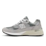 Championes New Balance modelo 992 de diseño unisex, confeccionados con superposiciones de gamuza y paneles de malla en tonos de gris. Cuentan con tecnología de amortiguación ABZORB en el talón y el antepié para absorber impactos, entresuela ENCAP para mayor estabilidad y suela de goma NDurance de alta durabilidad.