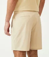 Bermuda slim negra de poliamida con elástico en la cintura, cierre con cremallera y bolsillos laterales.