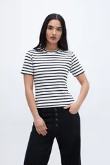 Remera de algodón a rayas horizontales blancas y negras, de corte clásico y cuello redondo.