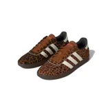 Championes Adidas modelo Breaknet Sleek con diseño de estampado animal print de leopardo. Presenta las icónicas tres bandas laterales en color blanco, talón en tono crema y suela de goma marrón.