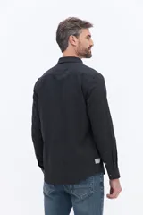 Camisa de manga larga confeccionada en viyela de algodón, con cierre frontal de botones y bolsillo en el pecho. Presenta un diseño clásico de calce cómodo y textura suave.