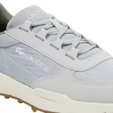 Championes Lacoste modelo Elite Active Evo, de diseño deportivo con paneles de nylon acolchado y refuerzos de gamuza en tono gris claro. Presenta suela de goma con relieve y logo de la marca en el lateral.
