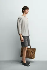 Bermuda de jean con corte regular fit, confeccionada en denim de algodón con elasticidad. Presenta diseño de cinco bolsillos, efecto lavado y cierre frontal con cremallera y botón.