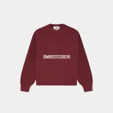 Sweater de punto grueso color bordó de EME Studios, con cuello redondo, puños y bajo de canalé, y logotipo bordado en el pecho. Presenta una silueta holgada y cuadrada.