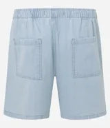 Bermuda regular de jeans celeste con cintura elástica, cordón ajustable y estampado de rayas finas.