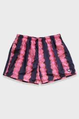 Short de baño negro con estampado de flores rosas, cintura elástica con cordón regulable, bolsillos laterales y bolsillo trasero con cierre.