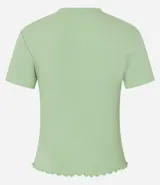 Blusa básica de manga corta, cuello redondo y textura sutil, confeccionada en viscosa con elastano. El bajo de la prenda es ondulado.