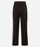 Pantalón de corte wide leg con estampado animal print, confeccionado en tejido modal con viscosa. Presenta cintura elástica y frisos laterales continuos, con una caída recta y amplia.