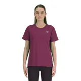 Remera deportiva New Balance Sports Essentials Dry de manga corta, color bordó, con cuello redondo y logo reflectante de la marca en el pecho.
