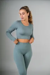 Remera manga larga de lycra color verde agua, con cuello redondo y corte crop.