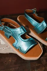 Sandalia de cuero color suela con diseño cut out, tiras anchas y suela de plataforma plana con borde cuadrado.