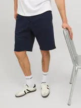 Short jogger de tejido de sudadera color azul marino, con fit relajado, cintura elástica con cordón ajustable y detalle de logo impreso en el lateral.