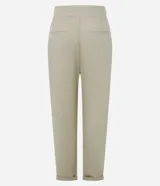 Pantalón zanahoria de cintura alta color beige, confeccionado en tejido piqué con viscosa sostenible. Cuenta con cierre tradicional, cintas con botones en la cintura, pliegues y dobladillo en el bajo.