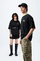 Remera color beige con cuello redondo y mangas cortas. Estampado pequeño en el frente con la frase "Spritz and Shine".