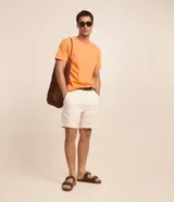 Remera de manga corta y cuello redondo, confeccionada en algodón peruano de alta calidad. Presenta un diseño liso y corte cómodo, ideal para uso diario.