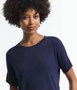 Blusa básica de viscosa color azul marino, con cuello redondo y mangas cortas de diseño cuadrado sin sisas.