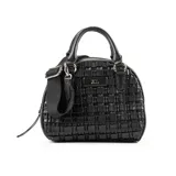 Cartera tipo baúl color negro con diseño tejido. Tiene doble asa corta, correa larga regulable y herrajes plateados.