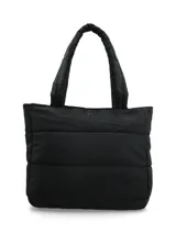 Cartera tipo tote bag acolchada en color negro, con diseño matelasse horizontal y asas de hombro acolchadas. Cuenta con un pequeño aplique metálico frontal con las iniciales de la marca.
