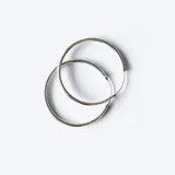 Aros tipo argolla de diseño minimalista, fabricados en plata 925 con acabado pulido.