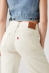 Jeans de corte recto estilo años 90, color blanco roto (ecru), tiro alto y largo completo.