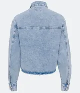 Camisa cropped de jeans celeste con cuello solapa, abotonada al frente, con bolsillos delanteros, desgastes y barra redondeada.