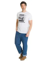 Remera Caterpillar blanca de manga corta y cuello redondo, con estampa fotográfica y gráfica en el pecho con texto institucional y de la marca.
