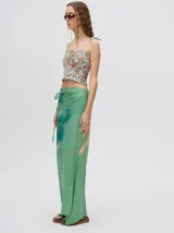 Top crop de tela denim con efecto fruncido, breteles finos ajustables con lazos y diseño entallado al cuerpo.