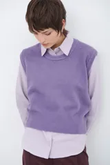 Chaleco de punto sin mangas, color azul, con cuello redondo y diseño de calce holgado.