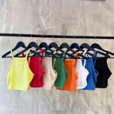 Musculosa corta de morley con cuello halter y espalda descubierta.