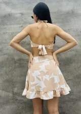 Top con estampado animal print de leopardo, con tirantes finos que se atan en el cuello y la espalda.