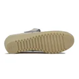 Guillermina casual de cuero sintético color beige, con suela alta y ajuste con velcro.