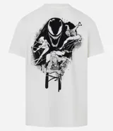 Remera de algodón color blanco, con cuello redondo y manga corta. Presenta una estampa frontal con el logo de Venom en estilo graffiti negro.