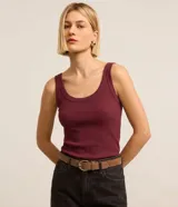 Musculosa de ribana color bordó, con escote en U y sin estampado.